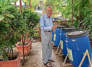 CK Narula shows the compost pit installed in his society.(Satish Bate/HT Photo) CK Narula shows the compost pit installed in his society.(Satish Bate/HT Photo)