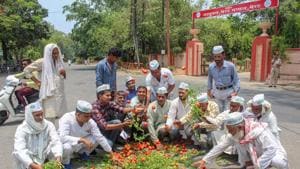 Bharatiya Kisan Andolan activists along with the farmers throw tomatoes on a road during a protest various issues of the farmers including their loan waiver, in Meerut on Sunday, June 03, 2018.(PTI Photo) Bharatiya Kisan Andolan activists along with the farmers throw tomatoes on a road during a protest various issues of the farmers including their loan waiver, in Meerut on Sunday, June 03, 2018.(PTI Photo)