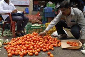 The situation has gotten so bad this year that for the first time in living memory, India was in danger of seeing farm riots in various areas of Nashik district, between farmers and their workers.(HT File) The situation has gotten so bad this year that for the first time in living memory, India was in danger of seeing farm riots in various areas of Nashik district, between farmers and their workers.(HT File)