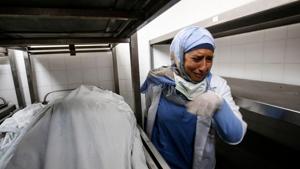 A Palestinian paramedic mourns over the death of her colleague Razan al-Najjar at the morgue in Khan Yunis hospital in the southern Gaza Strip on June 1, 2018. Razan al-Najjar, a 21-year-old Palestinian volunteer for the Hamas-run health ministry in Gaza, was shot dead by Israeli soldiers near the Gaza border fence on June 1.(AFP Photo) A Palestinian paramedic mourns over the death of her colleague Razan al-Najjar at the morgue in Khan Yunis hospital in the southern Gaza Strip on June 1, 2018. Razan al-Najjar, a 21-year-old Palestinian volunteer for the Hamas-run health ministry in Gaza, was shot dead by Israeli soldiers near the Gaza border fence on June 1.(AFP Photo)