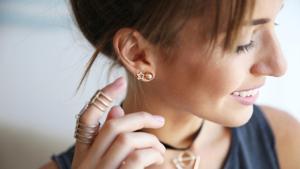 A smart combination of ethnic jewellery can add a lot of style to your look.(Shutterstock) A smart combination of ethnic jewellery can add a lot of style to your look.(Shutterstock)