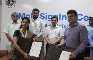 Nidhi Pundir, director CSR, HCL Foundation, exchanging the MoU with Praveen Mani Tripathi, Basic Shiksha Adhikari, Lucknow district, in the presence of (L-R) Diwakar Tripathi, representative of home minister Rajnath Singh in his Lok Sabha constituency Lucknow, Neeraj Singh, home minister’s younger son, and Kaushal Raj Sharma, district magistrate of Lucknow.(HT Photo) Nidhi Pundir, director CSR, HCL Foundation, exchanging the MoU with Praveen Mani Tripathi, Basic Shiksha Adhikari, Lucknow district, in the presence of (L-R) Diwakar Tripathi, representative of home minister Rajnath Singh in his Lok Sabha constituency Lucknow, Neeraj Singh, home minister’s younger son, and Kaushal Raj Sharma, district magistrate of Lucknow.(HT Photo)