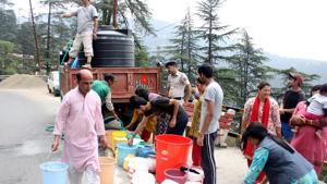People fill water from water tankers in Shimla, June 1(HT) People fill water from water tankers in Shimla, June 1(HT)