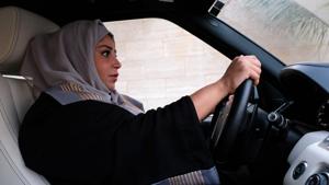 A Saudi woman drives her car along a street in the Saudi coastal city of Jeddah, on September 27, 2017.(AFP File Photo) A Saudi woman drives her car along a street in the Saudi coastal city of Jeddah, on September 27, 2017.(AFP File Photo)
