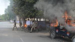 A police jeep was among the vehicles set on fire by agitating students.(Anil Kumar Maurya/ HT Photo) A police jeep was among the vehicles set on fire by agitating students.(Anil Kumar Maurya/ HT Photo)