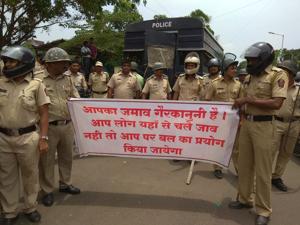 Cidco was trying to clear a plot in sector 8, on Bonkode Road, occupied by slum dwellers and around 250 shanties.(Bachchan Kumar) Cidco was trying to clear a plot in sector 8, on Bonkode Road, occupied by slum dwellers and around 250 shanties.(Bachchan Kumar)
