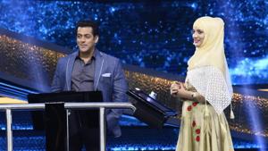 Salman Khan with a contestant on Dus Ka Dum.(Twitter) Salman Khan with a contestant on Dus Ka Dum.(Twitter)