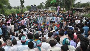 Farmers are staying put in their villages in a 10-day strike and refusing to supply milk and other essentials to the cities, leading to rise in prices of vegetables across Madhya Pradesh ahead of the first anniversary of the police firing in Mandsaur that killed six farmers.(HT File Photo) Farmers are staying put in their villages in a 10-day strike and refusing to supply milk and other essentials to the cities, leading to rise in prices of vegetables across Madhya Pradesh ahead of the first anniversary of the police firing in Mandsaur that killed six farmers.(HT File Photo)