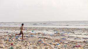 Plastic waste lies on the shore at Juhu Beach in Mumbai.(Prabhat Mehrotra/HT PHOTO) Plastic waste lies on the shore at Juhu Beach in Mumbai.(Prabhat Mehrotra/HT PHOTO)
