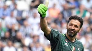 Juventus' goalkeeper Gianluigi Buffon greets fans during the Italian Serie A football match versus Verona.(AFP) Juventus' goalkeeper Gianluigi Buffon greets fans during the Italian Serie A football match versus Verona.(AFP)