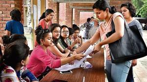 DU admission 2018: As of 6 pm on Tuesday, 3,42,611 applicants had registered on the online admission portal, of which 2,15,687 had completed the forms and paid the registration fee.(HT Photo) DU admission 2018: As of 6 pm on Tuesday, 3,42,611 applicants had registered on the online admission portal, of which 2,15,687 had completed the forms and paid the registration fee.(HT Photo)