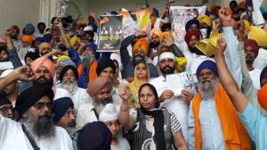 Many Sikh hardliners gathered around the takht to observe the Operation Bluestar anniversary in Amritsar on Wednesday.(Sameer Sehgal/HT) Many Sikh hardliners gathered around the takht to observe the Operation Bluestar anniversary in Amritsar on Wednesday.(Sameer Sehgal/HT)
