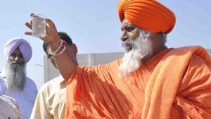 Environment activist from Punjab Baba Balbir Singh Seechewal was conferred the Padma Shri for infusing life into Kali Bein, a 160-km rivulet where Guru Nanak is believed to have earned enlightenment about 517 years ago.(HT File) Environment activist from Punjab Baba Balbir Singh Seechewal was conferred the Padma Shri for infusing life into Kali Bein, a 160-km rivulet where Guru Nanak is believed to have earned enlightenment about 517 years ago.(HT File)