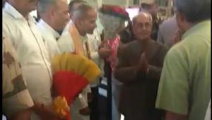Former President Pranab Mukherjee being greeted by RSS functionaries upon his arrival at Nagpur.(HT Photo) Former President Pranab Mukherjee being greeted by RSS functionaries upon his arrival at Nagpur.(HT Photo)