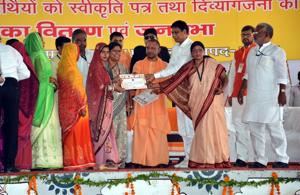 Chief minister felicitating prominent citizens spearheading the Ganga Haritma Abhiyan.(HT Photo) Chief minister felicitating prominent citizens spearheading the Ganga Haritma Abhiyan.(HT Photo)
