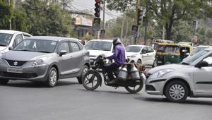 Bakhtawar Chowk is among top areas grappling with traffic violations in Gurugram.(Sanjeev Verma/HT Photo) Bakhtawar Chowk is among top areas grappling with traffic violations in Gurugram.(Sanjeev Verma/HT Photo)