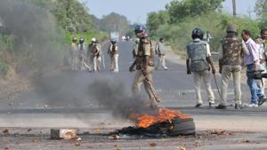 Police patrol the Neemuch highway amid burning tyres of a truck in Mandsaur , Madhya Pradesh, on June 7, 2017.(Mujeeb Faruqui/HT File Photo) Police patrol the Neemuch highway amid burning tyres of a truck in Mandsaur , Madhya Pradesh, on June 7, 2017.(Mujeeb Faruqui/HT File Photo)