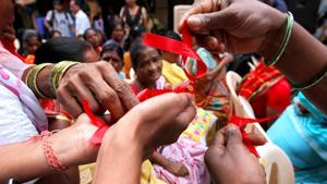 Sex workers distribute red ribbons, symbol of the fight against AIDS, Mumbai (Representative Photo) (Vijayanand Gupta/HT) Sex workers distribute red ribbons, symbol of the fight against AIDS, Mumbai (Representative Photo) (Vijayanand Gupta/HT)