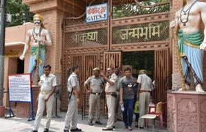 Cops outside Krishna Janmbhoomi in Mathura.(PTI Photo) Cops outside Krishna Janmbhoomi in Mathura.(PTI Photo)