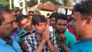 Dr Kishore Chandra Das (in checked shirt) salutes townsfolk before leaving Tentulikhunti on Sunday.(HT Photo) Dr Kishore Chandra Das (in checked shirt) salutes townsfolk before leaving Tentulikhunti on Sunday.(HT Photo)