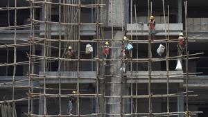 Indian constructors work at a site of an upcoming high-rise building in Mumbai.(AFP Photo) Indian constructors work at a site of an upcoming high-rise building in Mumbai.(AFP Photo)