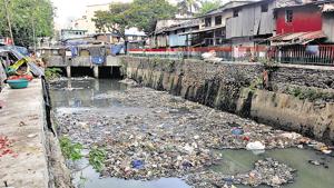 Floating garbage was spotted in Dharavi nullah.(HT) Floating garbage was spotted in Dharavi nullah.(HT)