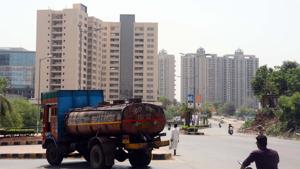 Water Tankers seen supplying water to societies in Kharadi in Pune.(Shankar Narayan/HT PHOTO) Water Tankers seen supplying water to societies in Kharadi in Pune.(Shankar Narayan/HT PHOTO)