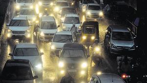 Traffic moves slowly after the heavy downpour near Pune railway station on Wednesday.(Shankar Narayan/ HT Photo) Traffic moves slowly after the heavy downpour near Pune railway station on Wednesday.(Shankar Narayan/ HT Photo)