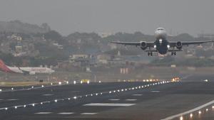 Mumbai is the only single-runway airport in India to handle so many take-offs and landings in a day.(Satyabrata Tripathy/HT Photo) Mumbai is the only single-runway airport in India to handle so many take-offs and landings in a day.(Satyabrata Tripathy/HT Photo)