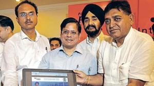 Industry and commerce minister Sunder Sham Arora launching ‘Business First’ portal in Jalandhar on Thursday.(HT Photo) Industry and commerce minister Sunder Sham Arora launching ‘Business First’ portal in Jalandhar on Thursday.(HT Photo)