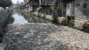 Rasraj nullah at Vile Parle was found clogged with floating garbage.(Praful Gangurde/HT) Rasraj nullah at Vile Parle was found clogged with floating garbage.(Praful Gangurde/HT)