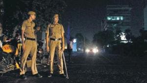 Policemen often find it difficult to patrol poorly lit stretches at night.(HT File Photo/YOGENDRA KUMAR/) Policemen often find it difficult to patrol poorly lit stretches at night.(HT File Photo/YOGENDRA KUMAR/)