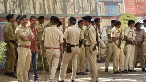 Police fired teargas shells to control the mob. Six people sustained injuries when people pelted stones during the clash.(PTI File Photo/Representative image) Police fired teargas shells to control the mob. Six people sustained injuries when people pelted stones during the clash.(PTI File Photo/Representative image)