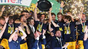Parma Calcio players celebrate the return in Serie A with the Trophy at Stadio Ennio Tardini on May 27, 2018 in Parma, Italy.(Getty Images) Parma Calcio players celebrate the return in Serie A with the Trophy at Stadio Ennio Tardini on May 27, 2018 in Parma, Italy.(Getty Images)