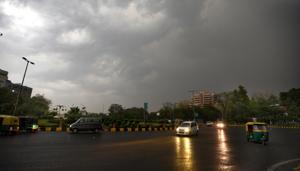 Total blackout during sudden thunder storm and dust storm at Mandi House in New Delhi.(HT Representative Photo) Total blackout during sudden thunder storm and dust storm at Mandi House in New Delhi.(HT Representative Photo)