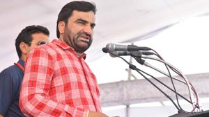 MLA Hanuman Beniwal addresses a rally in Sikar on Sunday.(HT Photo) MLA Hanuman Beniwal addresses a rally in Sikar on Sunday.(HT Photo)