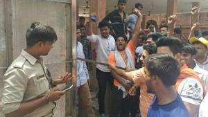 VHP activists protest outside the western gate of the Taj Mahal on Sunday.(HT PHOTO) VHP activists protest outside the western gate of the Taj Mahal on Sunday.(HT PHOTO)