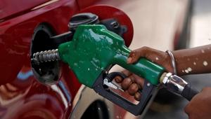 A worker holds a nozzle to pump petrol into a vehicle at a fuel station in Mumbai.(REUTERS) A worker holds a nozzle to pump petrol into a vehicle at a fuel station in Mumbai.(REUTERS)