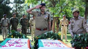 Security personnel pay tribute to slain J&K cops Ghulam Hassan and Ghulam Rasool in Pulwama on Tuesday.(Waseem Andrabi/HT Photo) Security personnel pay tribute to slain J&K cops Ghulam Hassan and Ghulam Rasool in Pulwama on Tuesday.(Waseem Andrabi/HT Photo)