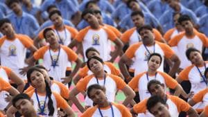 Participants perform yoga on International Yoga Day 2017 in Lucknow.(HT Photo)