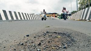 The newly-built Thakurli railway overbridge has already developed potholes.(HT Photo) The newly-built Thakurli railway overbridge has already developed potholes.(HT Photo)