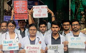 Medical interns protest outside KEM hospital.(Bhushan Koyande/HT) Medical interns protest outside KEM hospital.(Bhushan Koyande/HT)
