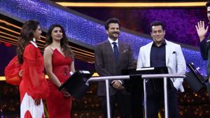 Salman Khan plays the host as his Race 3 co-stars participate in the game on Dus Ka Dum. Salman Khan plays the host as his Race 3 co-stars participate in the game on Dus Ka Dum.
