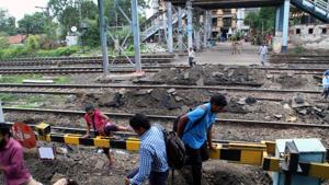 The Thakurli station crossing was closed on Tuesday.(Rishikesh Chaudhary HT Photo) The Thakurli station crossing was closed on Tuesday.(Rishikesh Chaudhary HT Photo)