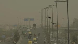 Vehicles ply slowly on a road as dust envelopes the sky over New Delhi, on Wednesday.(Manvender Vashisht/PTI Photo) Vehicles ply slowly on a road as dust envelopes the sky over New Delhi, on Wednesday.(Manvender Vashisht/PTI Photo)