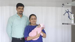 Baby Swaraa with her parents. Her body weight has now increased to 2.05kg and she is ready to go home, said doctors.(HT Photo) Baby Swaraa with her parents. Her body weight has now increased to 2.05kg and she is ready to go home, said doctors.(HT Photo)