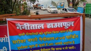 Traffic police has put up ‘houseful’ banners on approach roads to Nainital; the hill town has capacity to park 2,000 four-wheelers but nearly 4,000 tourists reach here in cars daily.(PTI) Traffic police has put up ‘houseful’ banners on approach roads to Nainital; the hill town has capacity to park 2,000 four-wheelers but nearly 4,000 tourists reach here in cars daily.(PTI)