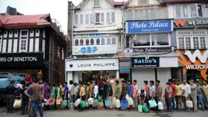 Residents queue up for water, Shimla, May, 2018(Deepak Sansta/Hindustan Times) Residents queue up for water, Shimla, May, 2018(Deepak Sansta/Hindustan Times)