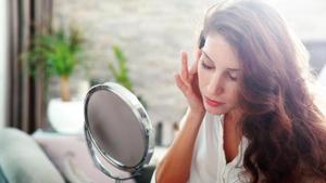 Create a ‘no makeup’ makeup look by pairing a matte, poppy lipstick with winged eye created using a waterproof gel kajal.(Shutterstock) Create a ‘no makeup’ makeup look by pairing a matte, poppy lipstick with winged eye created using a waterproof gel kajal.(Shutterstock)