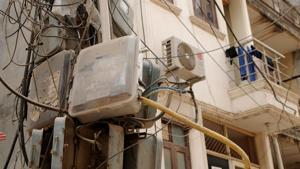 An electric pole at DLF phase-3 Block U in Gurugram.(Parveen Kumar/HT Photo) An electric pole at DLF phase-3 Block U in Gurugram.(Parveen Kumar/HT Photo)